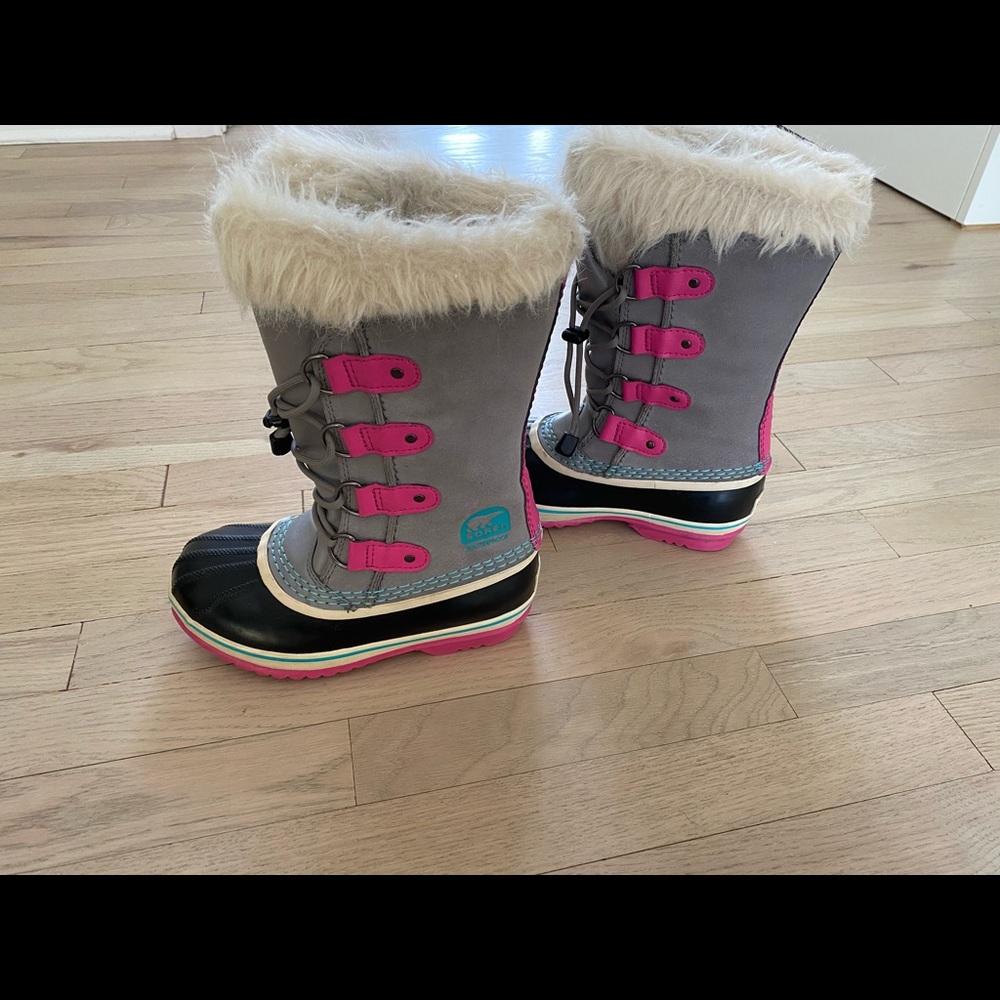 Big Girl “Joan of Arctic” size 2 Sorel boots in gray, pink and turquoise